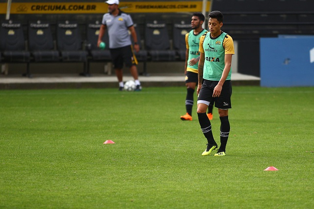 Gabriel, que pode fazer sua estreia, e Luiz Fernando são os prováveis no meio-campo/Foto:Guilherme Hahn/Especial