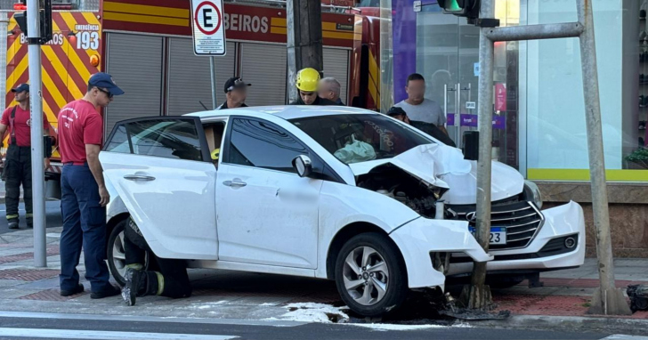 Carro colidiu em poste na Avenida Rui Barbosa - Foto: Gabrielle Rebelo/4oito