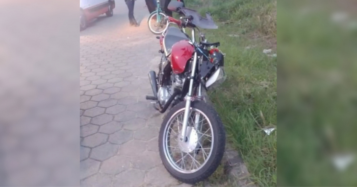 Moto colidiu contra um poste no fim da tarde dessa sexta-feira (5) | Foto: Divulgação/PM