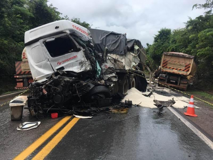 Grave acidente ocorreu por volta das 5h deste domingo / Fotos: Power Mix / Divulgação