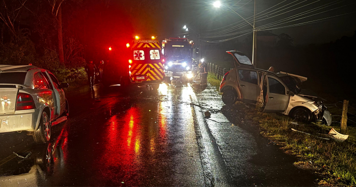 Acidente aconteceu no bairro Sangão, na noite desta terça (21) | Foto: CBMSC/Divulgação