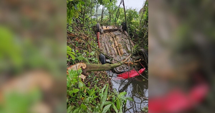 Veículo caiu em uma vala e ficou submerso - Foto: Divulgação/CBMSC