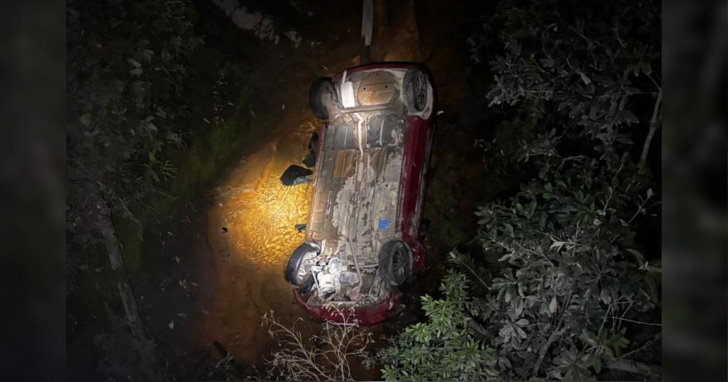 Veículo ficou parcialmente submerso após saída de pista - Foto: CBMSC/Divulgação