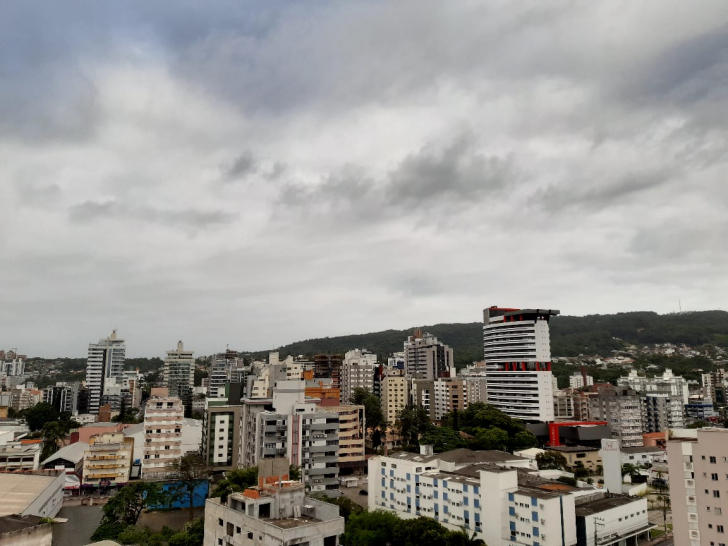 Amanheceu nublado em Criciúma (Foto: Heitor Araujo)