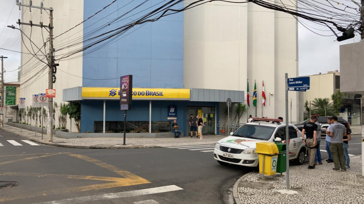 Bandidos atacaram a agência do Banco do Brasil, no Centro / Foto: Gregório Silveira / 4oito