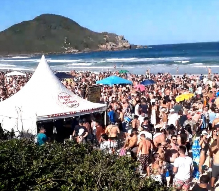 Em outubro, forte aglomeração foi registrada na Praia do Rosa - Foto: Divulgação