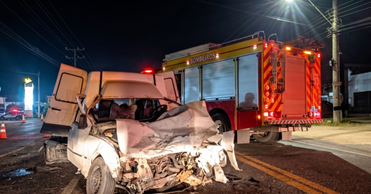Acidente envolveu uma Fiat Fiorino e uma Fiat Toro no bairro Lombas Pedreiras | Foto: Divulgação/Corpo de Bombeiros