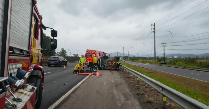 Veículos envolvidos no acidente permaneceram na pista e no acostamento da BR-101 durante o atendimento | Foto: Divulgação/Corpo de Bombeiros