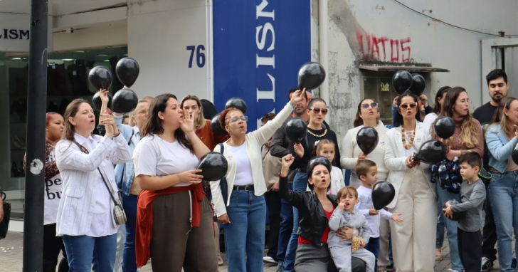 Protesto em apoio às professoras da Afasc reuniu dezenas de pessoas na manhã deste sábado (16) | Foto: Lucas Mackowieki/4oito
