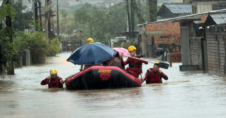 Moradores precisaram ser resgatados de bote em Criciúma | Foto: CBMSC/Divulgação