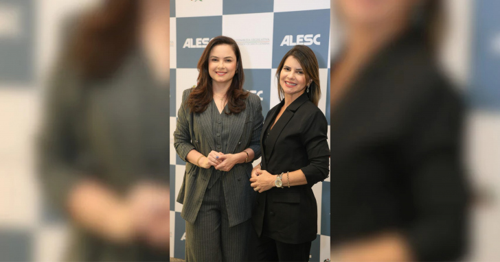 Foto: a Diretora de Comunicação da Alesc, Franciela de Lima (esq.), e a Diretora Adjunta do setor, Patrícia Schneider de Amorim