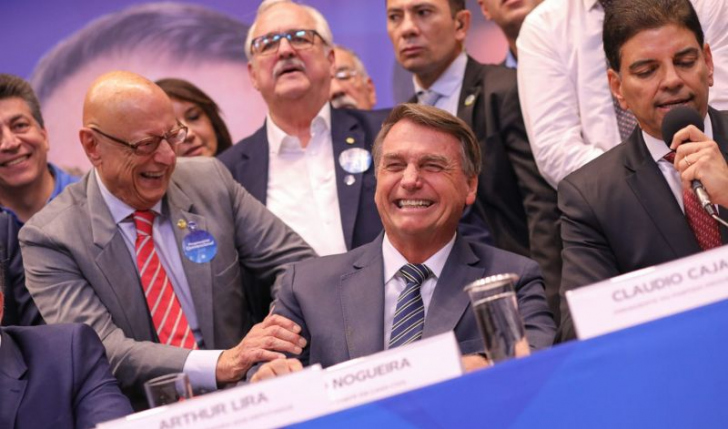 Amin e Bolsonaro dão risada de alguma graça dita pelo catarinense após dar uma caneta de presente ao presidente. Foto: Divulgação