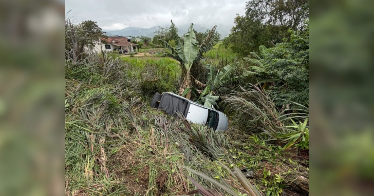 Três pessoas ficaram feridas em um acidente envolvendo dois carros e um poste na SC-370, em Gravatal | Foto: Divulgação/Corpo de Bombeiros