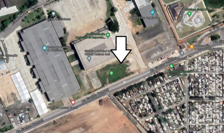 Terreno, entre ginásio, centro de eventos e estacionamento, está desocupado há dois anos / Google Maps / Reprodução