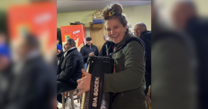 visita inesperada de Bia Socek transformou um bar de Nova Veneza em palco para muita música e descontração I Foto: Reprodução/Redes Sociais/4oito