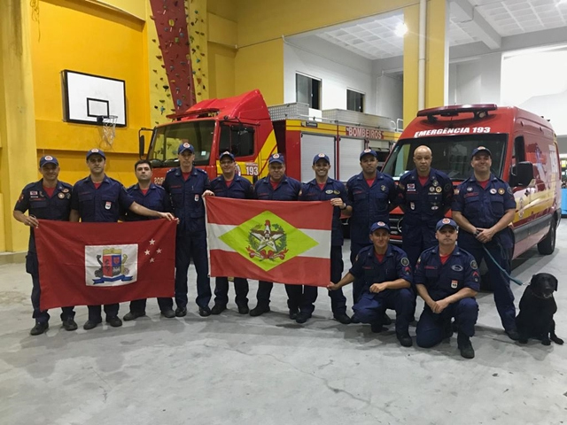 Da esquerda para a direita, o 1º tenente Scarabelot é o quarto bombeiro. Foto: Divulgação