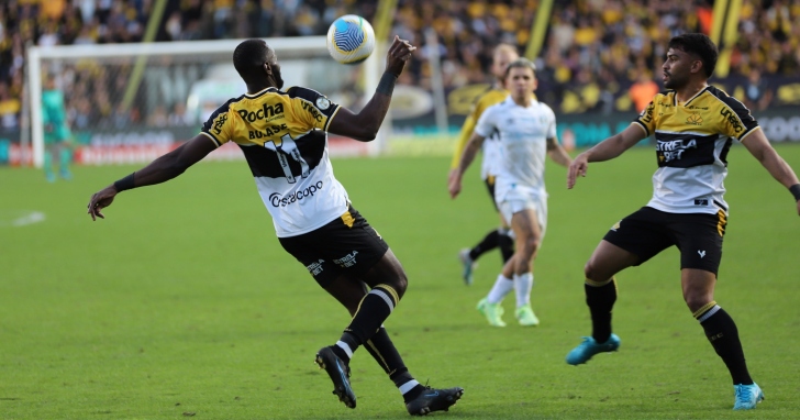Congolês jogou a Série A de 2024 pelo Tigre ao lado de Ronald, que voltou por empréstimo | Foto: Celso da Luz/Criciúma