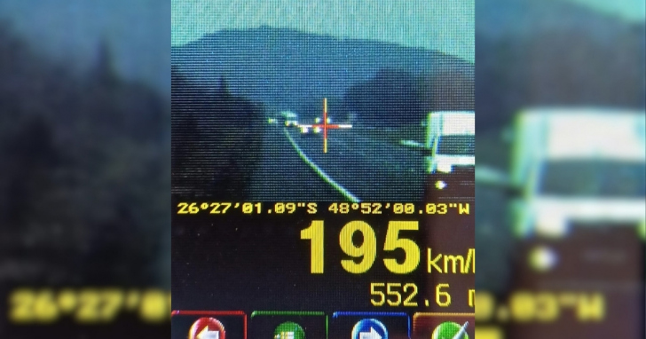 Picape foi flagrada a 195 km/h em trecho com limite de 80 km/h na BR-280 | Foto: Divulgação/Polícia Civil
