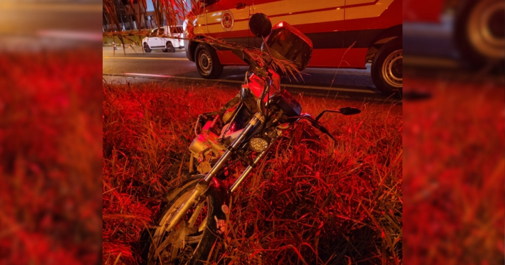 Motociclista de 70 anos foi socorrido pelos bombeiros e levado ao Hospital São Roque | Foto: Divulgação/Corpo de Bombeiros