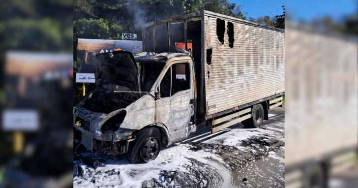 Parte frontal do compartimento de carga também foi atingida pelo incêndio | Foto: Divulgação/Corpo de Bombeiros Militar