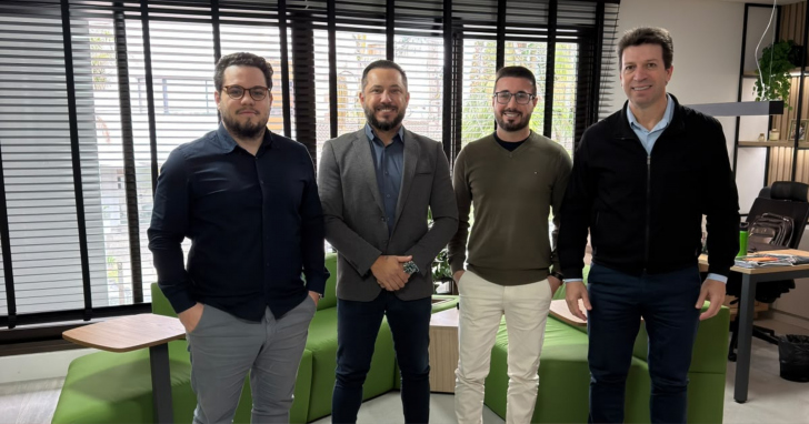 Da esquerda para a direita: Ruan Teixeira, Diego Netto e Patric Miranda — os três sócios da Vox Tecnologia — e Aldo Garcia