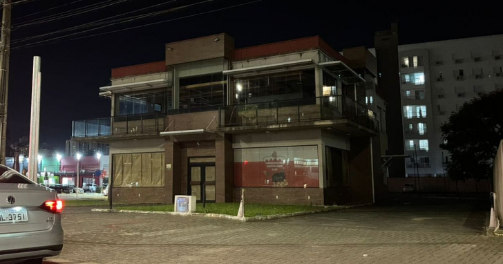 Fachada da unidade do Burger King em Criciúma passa por retirada da identidade visual | Foto: Thiago Hockmüller/4oito