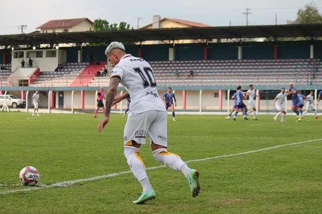 Dudu Figueiredo com a bola / Foto: Celso da Luz / Criciúma EC