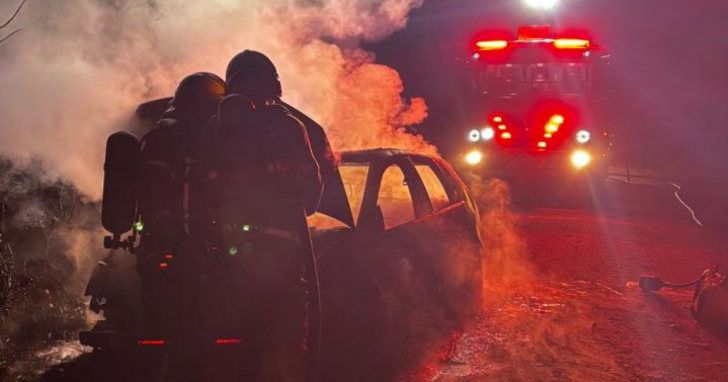 Carro pegou fogo na Estrada Geral Rio das Vacas, em Lauro Müller, na noite desta terça-feira | Foto: CBMSC/4oito