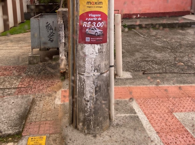 Cartaz em poste da Joaquim Nabuco, no Centro / Foto: Giovane Marcelino / Divulgação