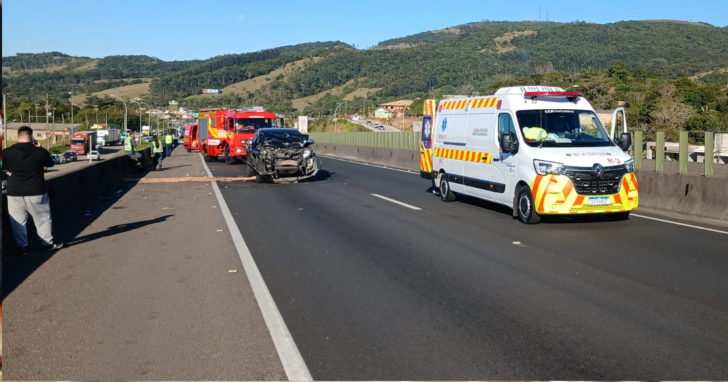 Motorista da caminhonete foi retirado do veículo com apoio das equipes de resgate e encaminhado ao hospital I Foto: Divulgação/4oito