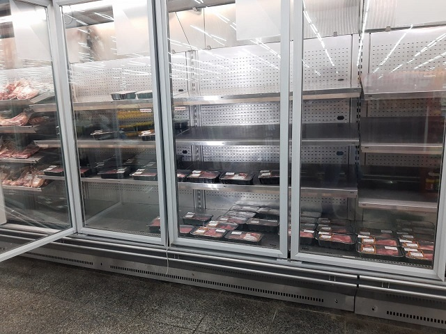 Supermercados garantem reposição de produtos em falta / Fotos: Marciano Bortolin / 4oito