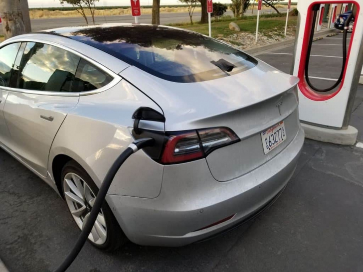 O carro elétrico da Tesla sendo abastecido nos EUA / Divulgação