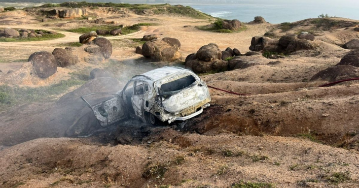 Veículo incendiado foi localizado na Praia do Gi, em Laguna - Foto: Divulgação/CBMSC