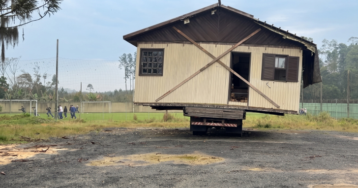 Dono da casa foi notificado pela defesa civil e tem até quarta-feira para resolver o problema| Foto: Defesa Civil de Criciúma| Divulgação 4oito