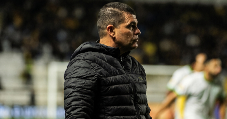 Umberto Louzer valorizou a vitória do Criciúma, mas cobrou mais eficiência para evitar a pressão adversária nos minutos finais | Foto: Celso da Luz/ Assessoria de imprensa