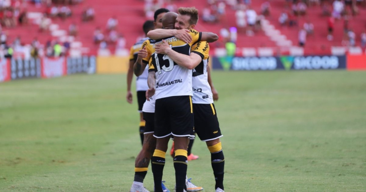 Marcelo Hermes deu linda assistência para o atacante marcar o único gol do jogo - Fotos: Celso da Luz/Criciúma