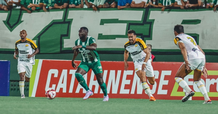 Chapecoense segue para a semifinal, enquanto Tigre vai para a Taça Acesc - Foto: Rafael Bressan/Chapecoense