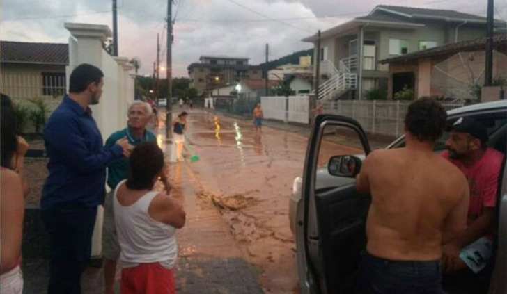 Temporal alaga rua em Urussanga (foto: Luan Varnier)