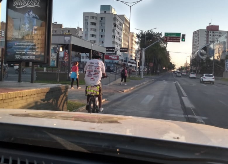 Ciclista no corredor dos ônibus na Centenário. Flagrante de ontem à tarde / Divulgação