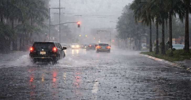 Chuva intensa provoca alagamentos em vias urbanas durante a atuação do ciclone em SC | Foto: imagem gerada com auxílio de IA/4oito