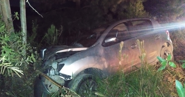 Acidente na Rua Jaguaruna envolve três ocupantes | Foto: Divulgação\CBMSC