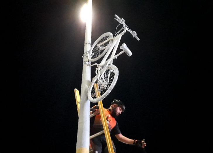 A bicicleta pintada de branco pendurada em um poste da Centenário, no local do acidente, no dia seguinte à ocorrência / Arquivo / 4oito