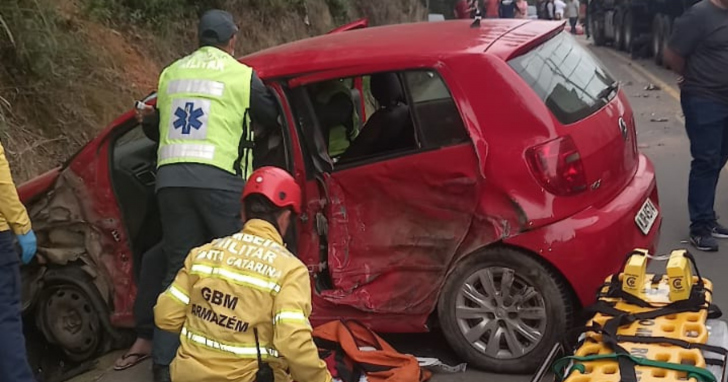 Carro do idoso teve amassados nas portas laterais| Foto: PRF SC| Divulgação: 4oito
