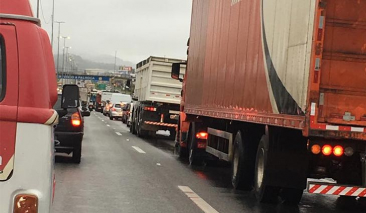Trânsito está praticamente parado na estrada de Florianópolis (foto: Adelor Lessa)