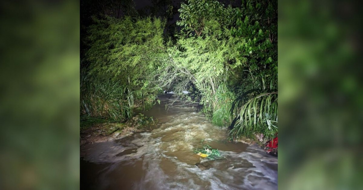 Carro foi arrastado pela correnteza após deslizamento | Foto: Divulgação