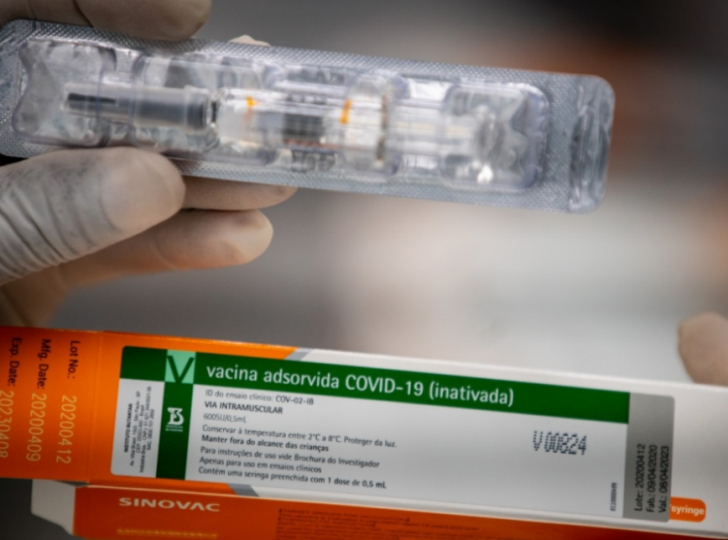 Vacina tem eficácia de 50% para infecção, mas de 100% contra mortes por Covid-19 (Foto: Divulgação)