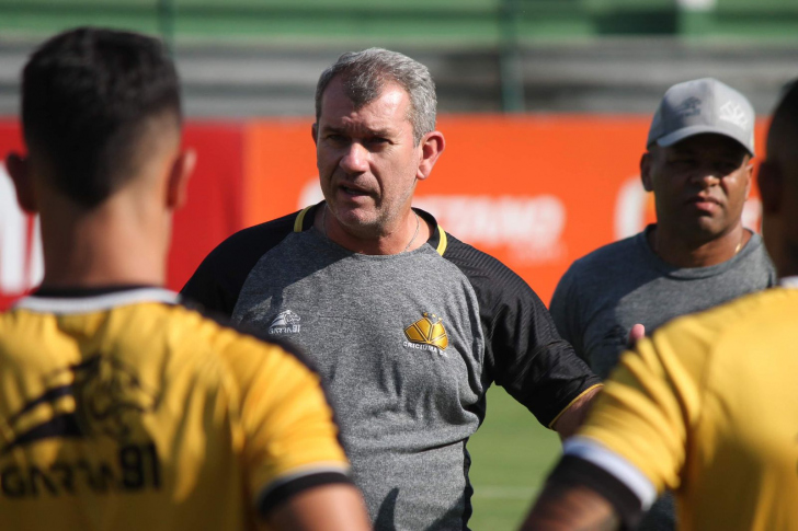 Tencati no papo com os jogadores no Rio / Fotos: Celso da Luz / Criciúma EC