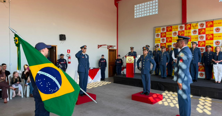 Após quatro anos à frente da unidade, o subtenente Cleiton de Bem Albino transmitiu o comando ao 1º sargento Lindomar Moisés Romancini| Foto: IMPRENSA CBMSC- Edna Savi| Divulgação: 4oito 