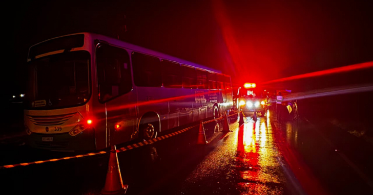Motociclista morre aos 21 anos após ser atingido por ônibus | Foto: CBMSC/4oito