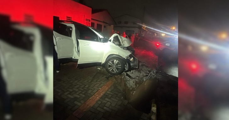 Caminhonete roubada bateu contra poste durante fuga em Araranguá | Foto: Divulgação/Polícia Militar/4oito